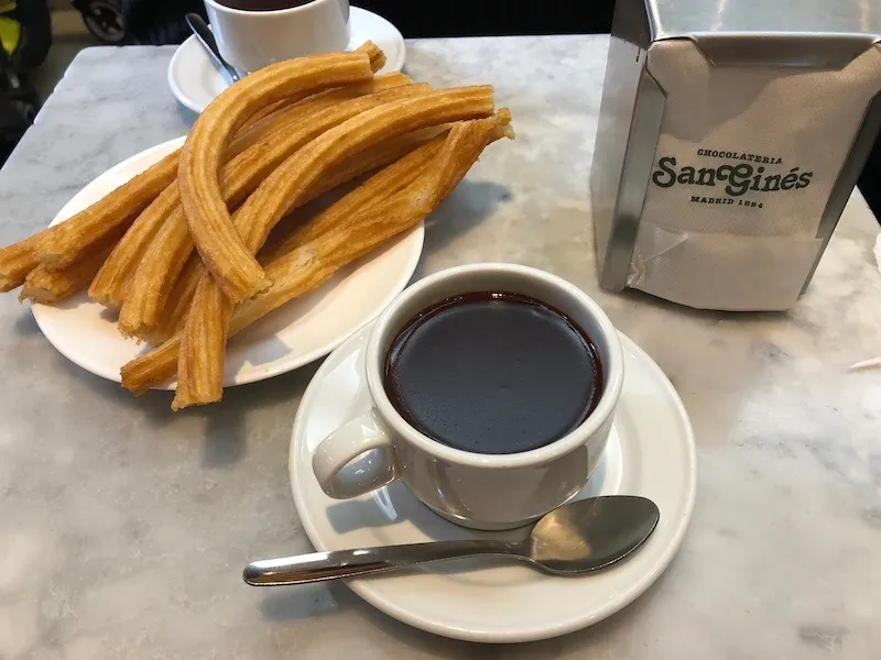 Pausa para um churros com café na Chocolatería San Ginés